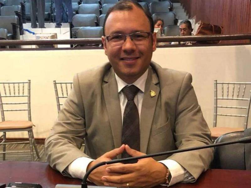 La normativa hondureña no solo regula el momento de la elección, sino que también establece una inhabilidad para quienes ostentan cargos de elección popular, como ocurre con el congresista del partido Libre.