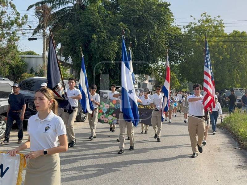 Estudiantes de Seran School recorrieron las calles de San Pedro Sula portando banderas y elementos alusivos a Honduras durante el desfile patrio.