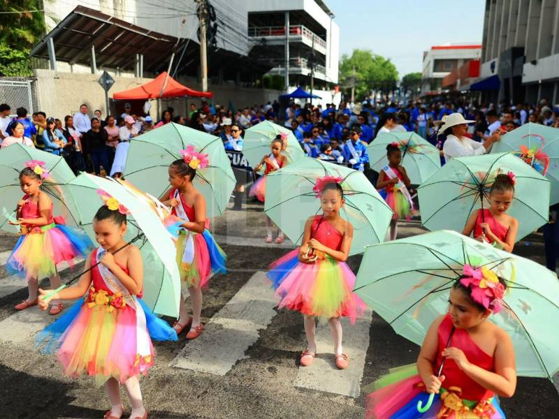 Un creativo cuadro coreográfico de pequeñas estudiantes presenta una rutina con paraguas de colores claros, aportando originalidad y vistosidad al desfile patrio. Fotografías de Yoseph Amaya y Moisés Valenzuela.