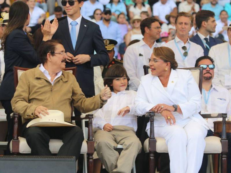 La presidenta Castro conversa con José Manuel Zelaya, su esposo y asesor presidencial.