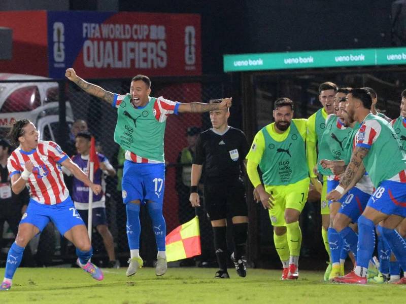 Los jugadores de Paraguay festejan el gol de Matías Galarza que los puso en ventaja ante Uruguay.