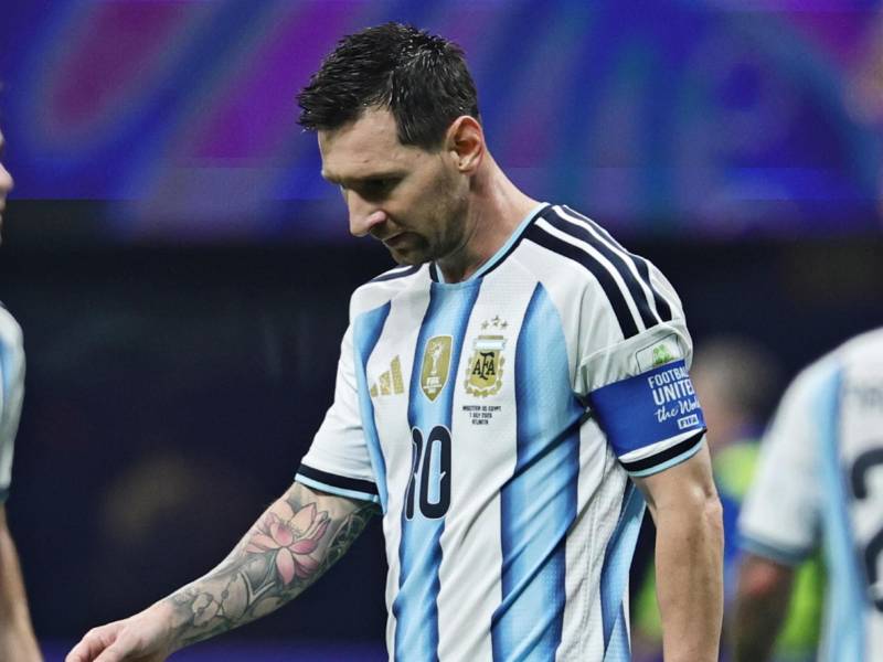 Messi estaba cabizbajo tras el penal errado en el primer tiempo.