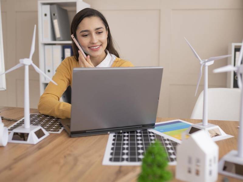 Estudiantes de la Maestría en Gestión de Energías Renovables de UNITEC se forman con un enfoque práctico orientado a la sostenibilidad y la innovación energética.