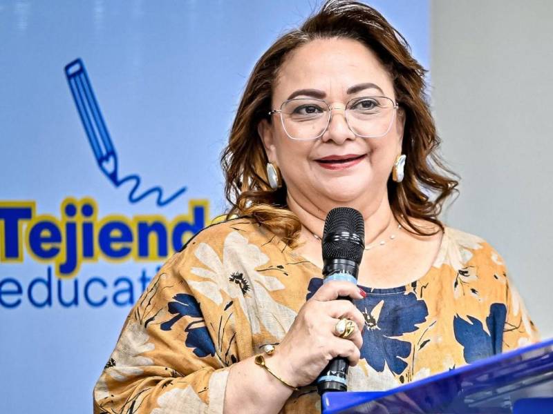 La exministra de Educación, Ivette Arely Argueta Padilla, desarrolló una agenda de trabajo en la zona norte de Honduras, donde participó en diferentes actividades orientadas al fortalecimiento de la infraestructura escolar, la educación técnica y las oportunidades de formación para los estudiantes.