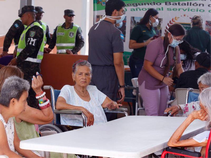 Muchos de los adultos mayores que residen en el asilo llegan en condición de abandono total.