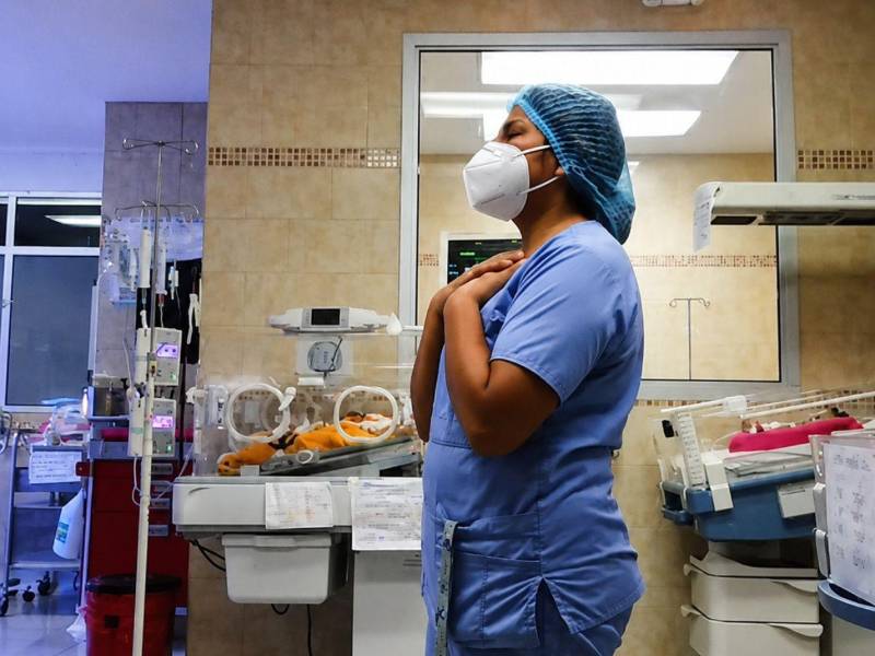 Las imágenes de la licenciada Denia Gutiérrez orando por los bebés ha conmovido a las redes sociales.
