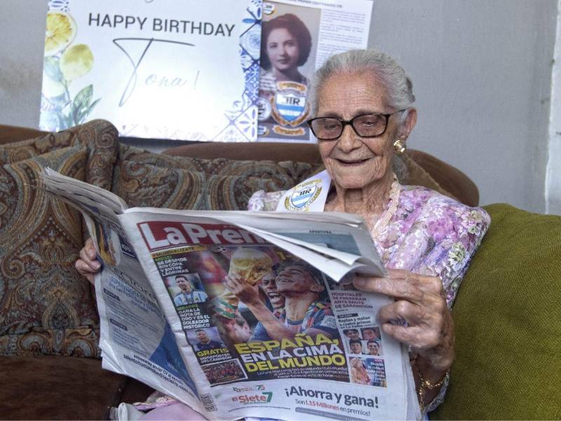 Petrona Cruz Bardales, de cien años, lee un ejemplar de Diario LA PRENSA.