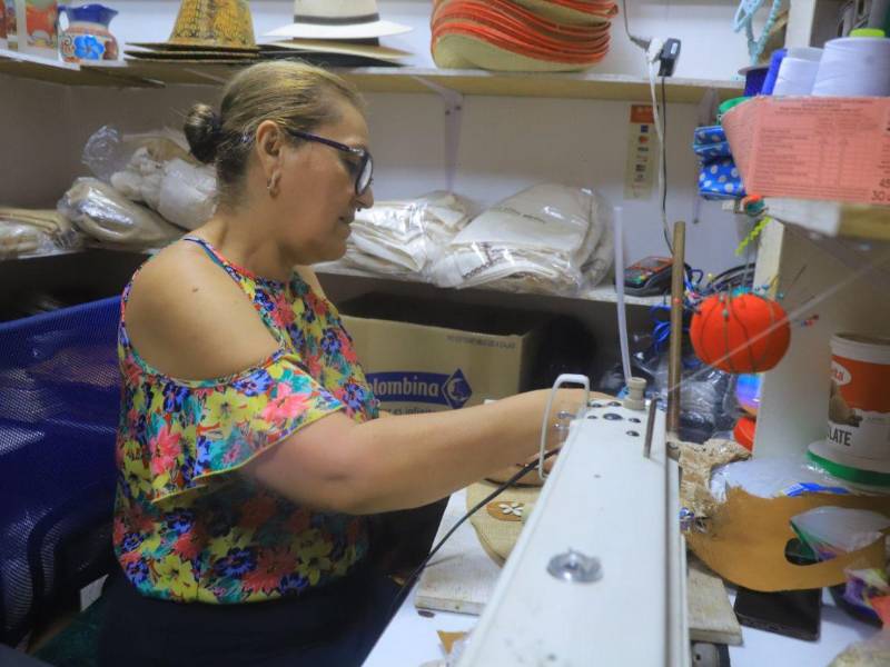 La elaboración de prendas y trajes típicos no solo requiere tiempo y dedicación, sino también cuidado en cada detalle, muchos de ellos colocados y bordados a mano.
