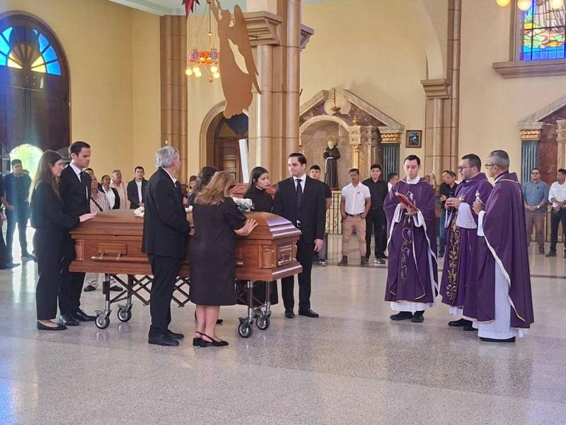Familiares realizaron la mañana del 3 de diciembre una misa de cuerpo presente en la Basílica Menor Nuestra Señora de Suyapa.