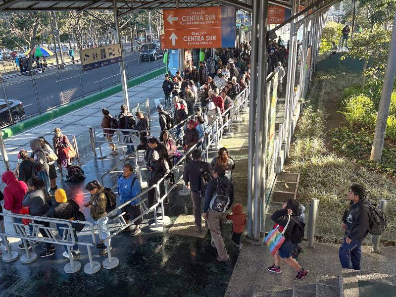 Fotografía muestra una estación de buses este lunes en Ciudad de Guatemala