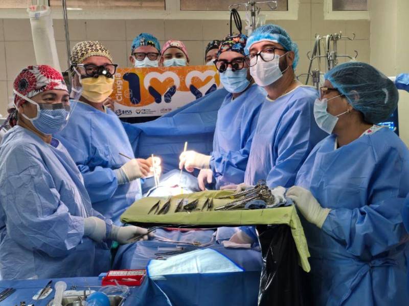 Médicos y personal de enfermería celebran éxito de las brigadas de cirugía cardiovascular.