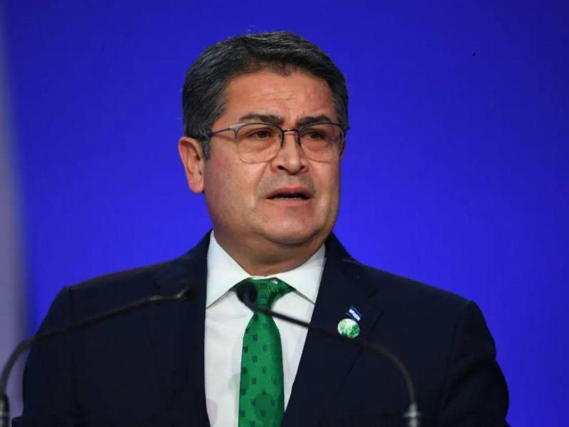 El 8 de abril de 2026, una corte de apelaciones de Estados Unidos dejó sin efecto la condena de Juan Orlando Hernández, quien se encuentra en libertad desde diciembre de 2025.