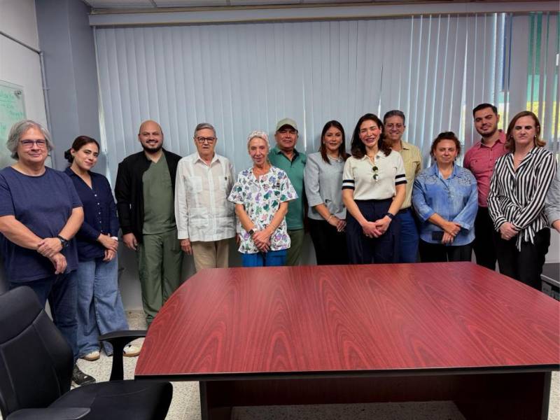 Izquierda a derecha: Pepo Díaz, fundador de Infancia Solidaria; Lizzie Dumas, Dr. Lexys Meza, Norman García, Dra. Tomasa Centella, Edwin Pavón, Ruth Arita , Monique Asfura, Arnoldo Avilez, Bárbara Ortiz, directora de Mensajeros de la Paz Honduras; Dr. Gabriel Paredes, director del Mario Rivas y María Isabel Rodríguez.