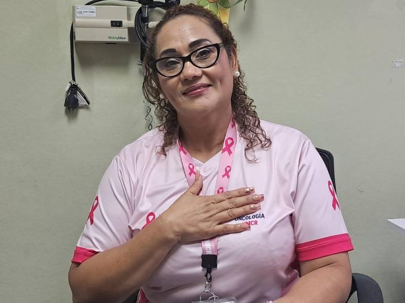 Eloísa Munguía, auxiliar de enfermería del hospital Mario Rivas, comparte su historia como sobreviviente de cáncer para llevar esperanza y fortaleza a otras mujeres que enfrentan la enfermedad.