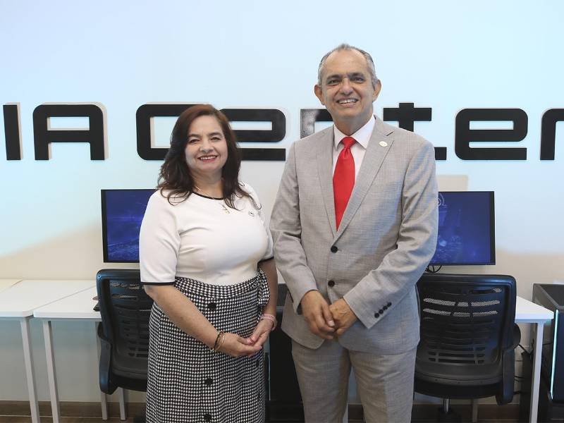 Javier Mejía, Rector General UTH explica el rol de los estudiantes en el desarrollo de la plataforma.