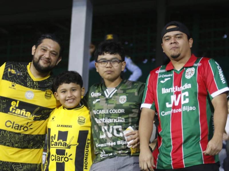 Aficionados del Real España y Marathón posando para el lente de Diario LA PRENSA.