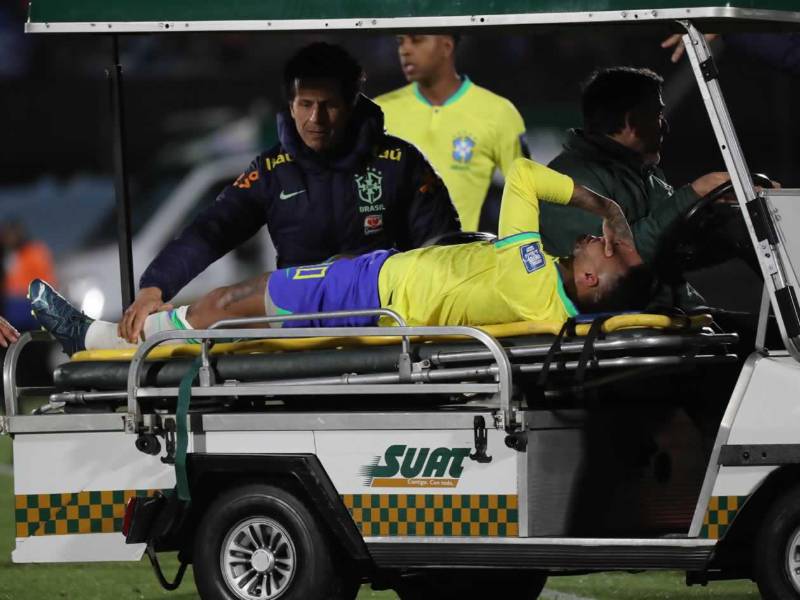 Neymar salió lesionado en un partido de las Eliminatorias Sudamericanas entre Uruguay y Brasil en el estadio Centenario en Montevideo.