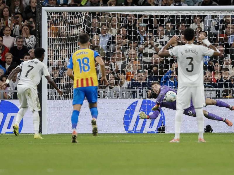 Julen Aguirrezabala le paró el penal a Vinicius.