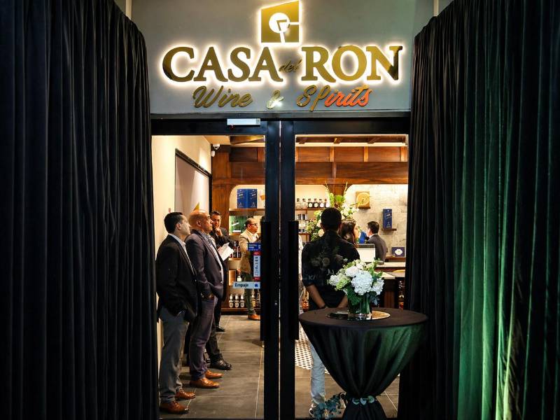 Cada rincón de Casa del Ron refleja el concepto “Saber Vivir”, creando un ambiente ideal para explorar, aprender y disfrutar del mundo de los licores.
