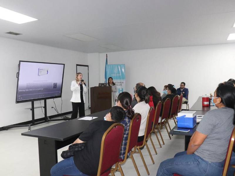 La licenciada en Nutrición, Fernanda Díaz, durante la charla de inducción.