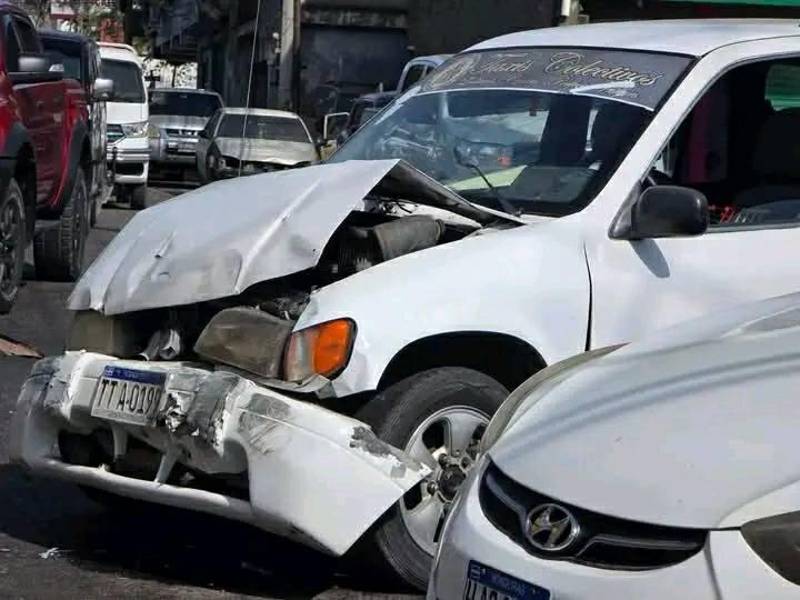 Así quedó el taxi que impactó con el bus rapidito.