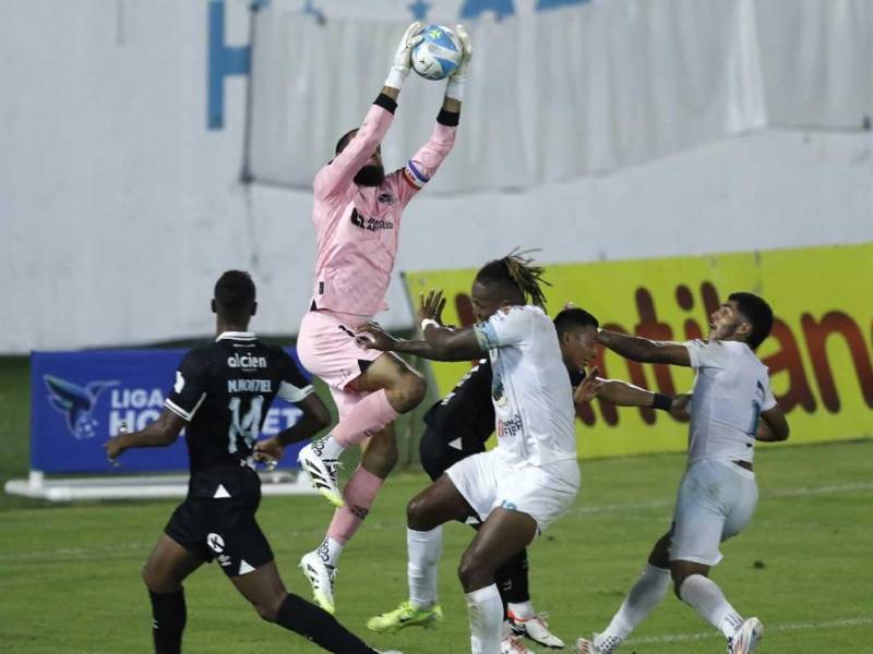 Sólido. El portero del Olimpia, Edrick Menjívar, volvió a salir con el marco en cero ante Platense.