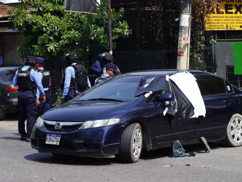 El vehículo en el que fueron atacados madre e hijo quedó a la orilla de la calle. Presentaba varios impactos de bala. Ambos cuerpos quedaron inertes en el carro.
