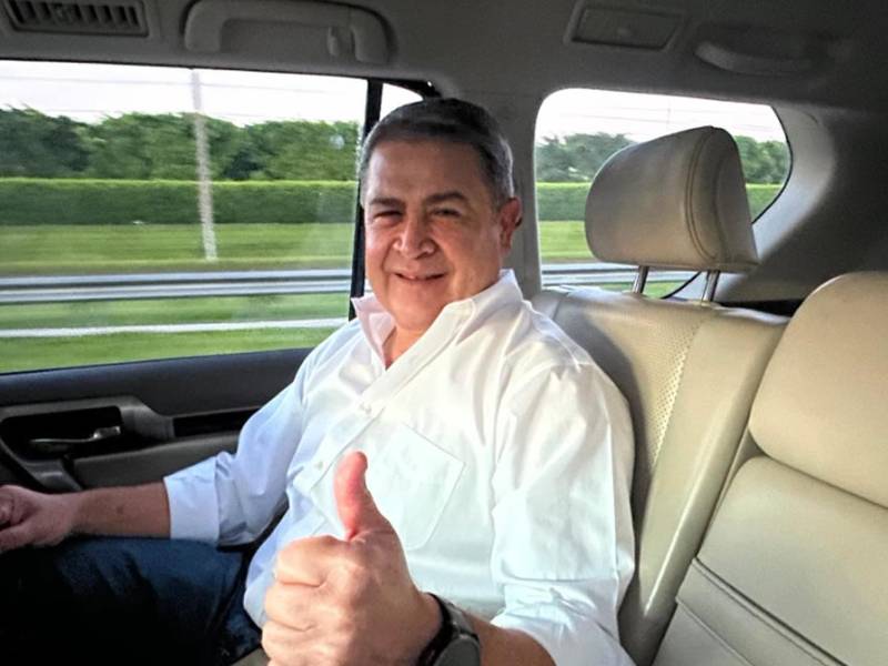 Juan Orlando Hernández deberá presentarse el próximo 3 de agosto a la audiencia inicial por presunto fraude y lavado de activos. Imagen del exmandatario en el aeropuerto de EE UU. https://www.facebook.com/anagarciacarias