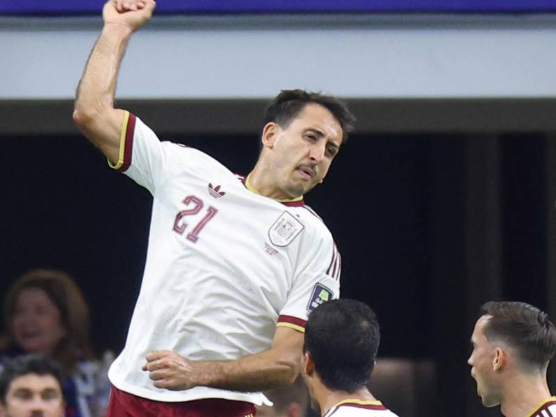 Mikel Oyarzabal festejando el penal anotado en el Francia vs España.