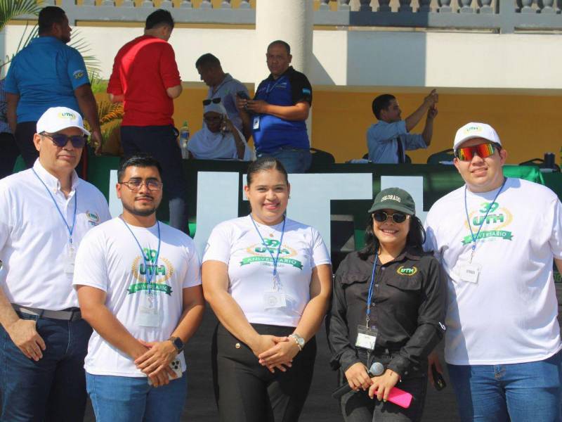 Representantes del Jurado Calificador y Mercadeo de la UTH.