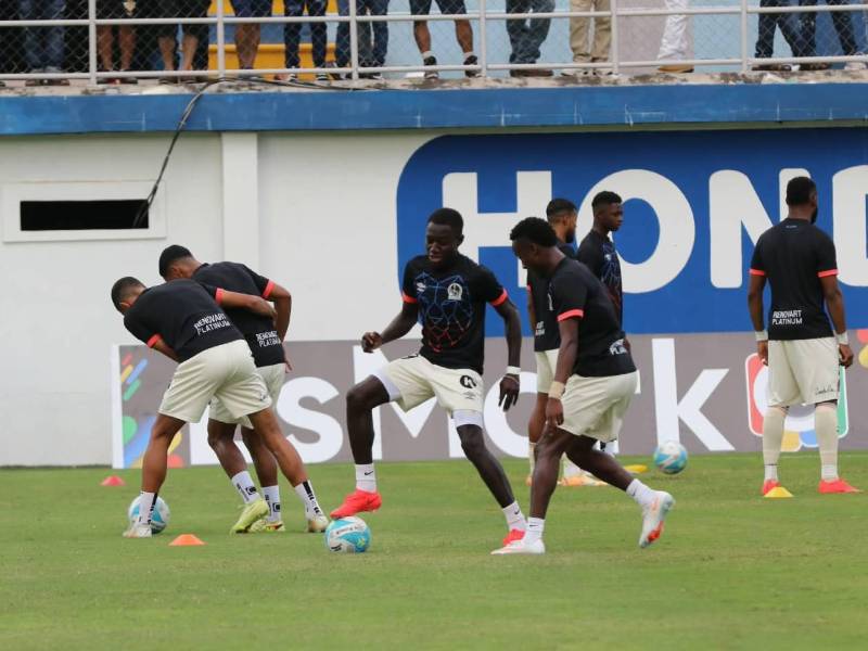 Jugadores del Olimpia durante los ejercicios de estiramiento.