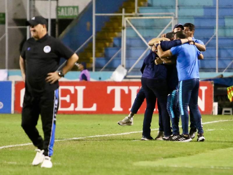 El festejo de Diego Vázquez tras el gol de su hijo para el 2-1 ante Victoria.