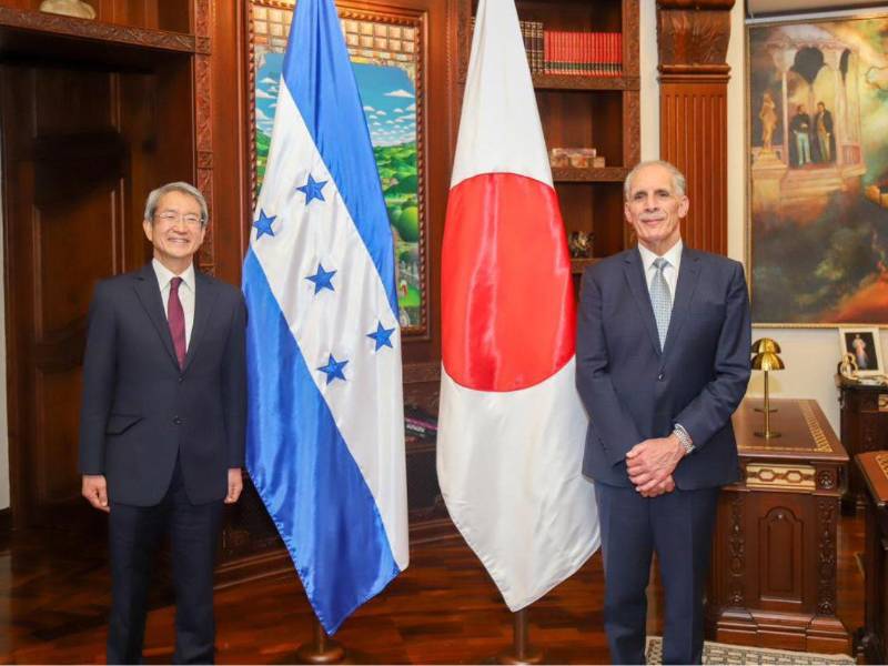 El presidente Nasry Asfura y el embajador de Japón en Honduras, NAKAI Kazuhiro