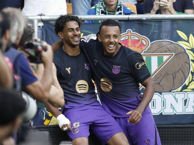 Lamine Yamal celebrando su golazo ante el Betis con Jules Koundé.