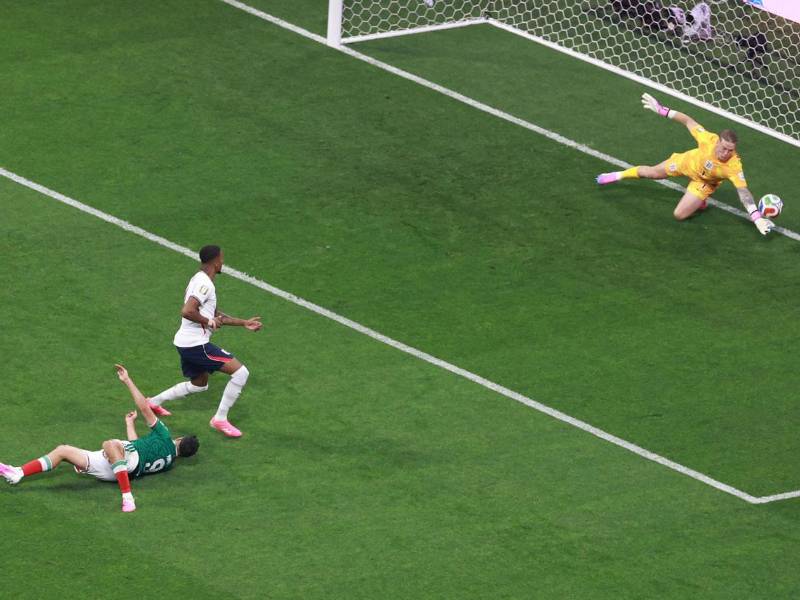 El tapadón de Jordan Pickford al cabezazo de Raúl Jiménez.