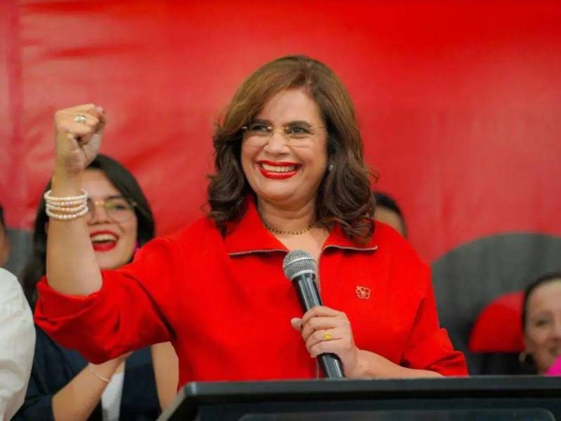 Rixi Moncada, candidata del partido de gobierno, se mantiene en tercer lugar en la contienda presidencial.