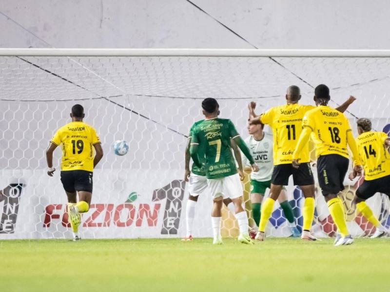 El cabezazo de Baptiste se fue al fondo de las redes y abrió el marcador en el clásico sampedrano.