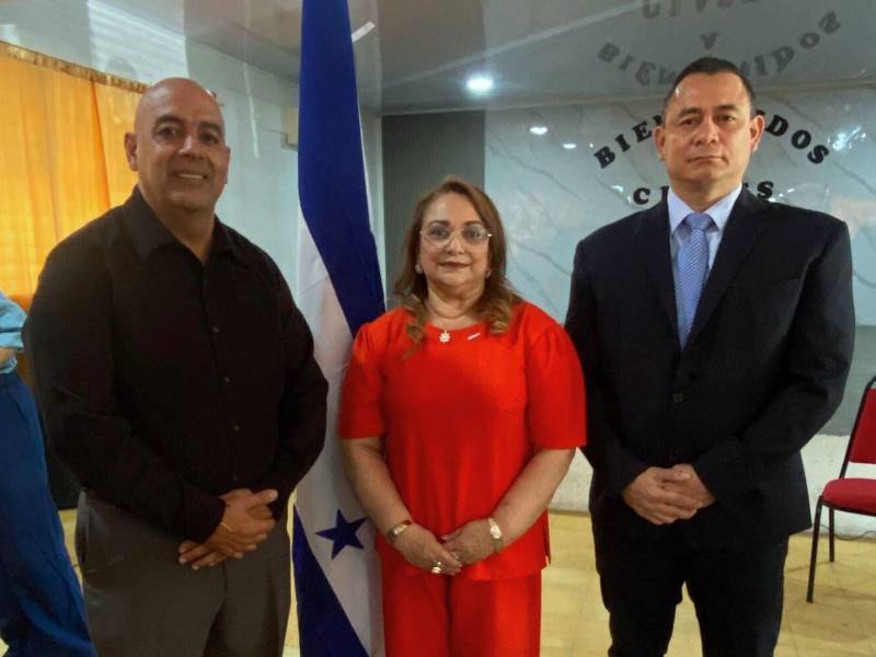 La ministra Arely Argueta nombró hoy a Rafael Canales como nuevo director departamental de Educación en Cortés.