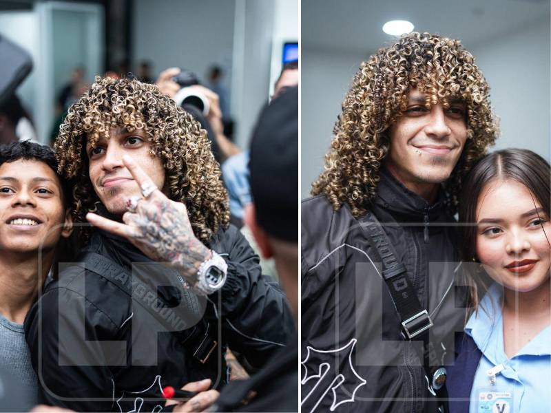 Fans del artista en el aeropuerto aprovecharon para tomarse selfies con él.