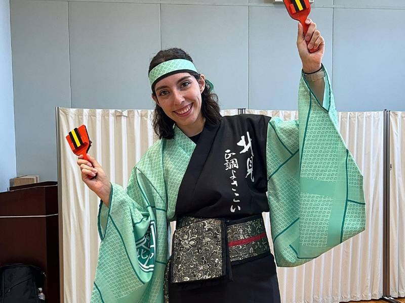 Con su vestuario e instrumento para bailar, Gabriela Castro participó en el Kitami Bonchi Matsuri, un festival que se celebra en la ciudad de Kitami, Japón.