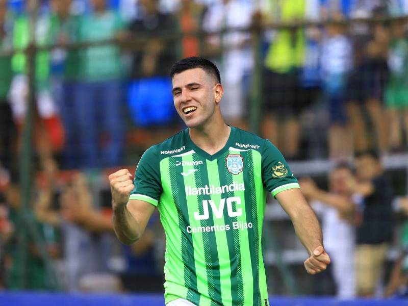 <b>Nicolás Messiniti</b> celebrando su hat-trick.