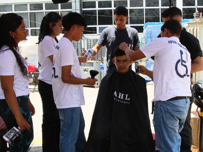 Tras más de un año a la intemperie, el barbero solidario José Trejo ahora atiende dentro del Hospital Escuela, llevando dignidad a quienes más lo necesitan.