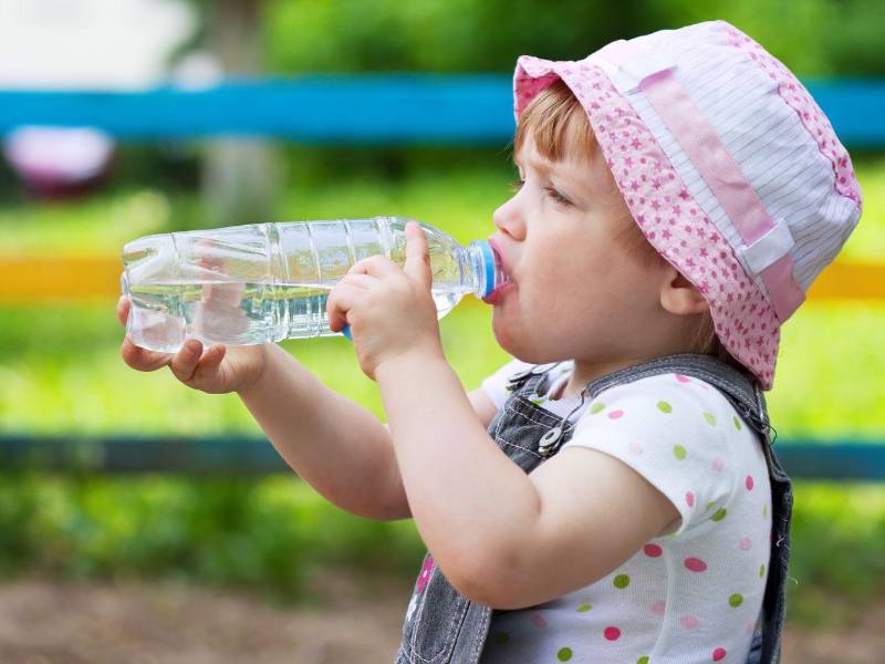 La forma más sencilla de saber si tu hijo está hidratado es revisar su orina. Si es de color amarillo oscuro, naranja o marrón, hay deshidratación, siendo la orina marrón el indicador más grave.