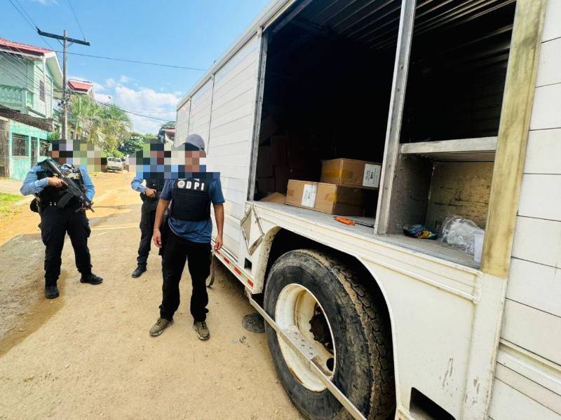 Inspección de uno de los automores donde se encontró la mercancía, la cual fue confiscada.