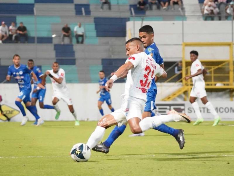 Carlos 'El Mango' Sánchez, enviando un centro ante la marca de Cristian Cálix.