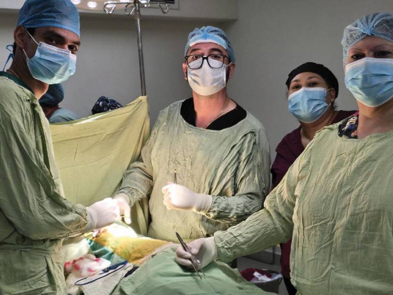 Médicos voluntarios y personal del hospital regional del IHSS durante una de las cirugías.