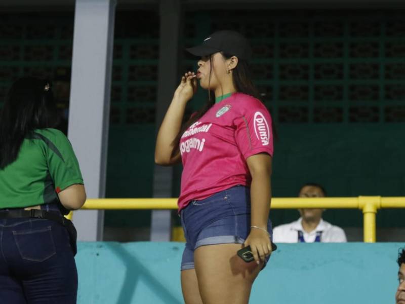 Linda aficionada del Marathón roba suspiros en el estadio Morazán.