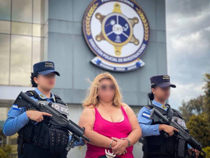Momento en que la mujer fue llevada a las instalaciones de la Dirección Policial de Investigaciones.