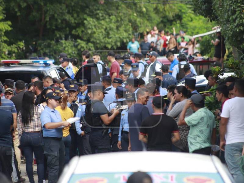 El lugar donde fue hallado se llenó de personas que, con pesar, acompañaban la escena, mientras contingentes policiales y compañeros del inspector se mantenían presentes.