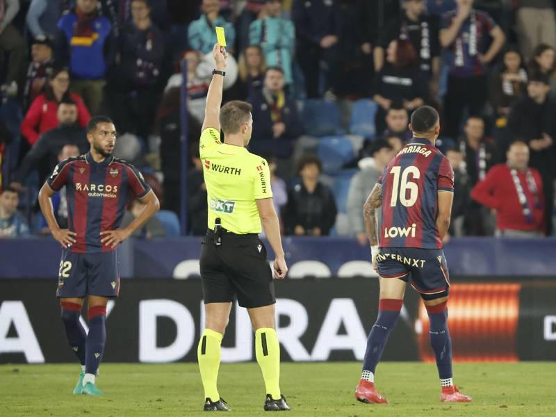 Kervin Arriaga recibió tarjeta amarilla en el primer tiempo tras una falta contra Mikel Jauregizar.